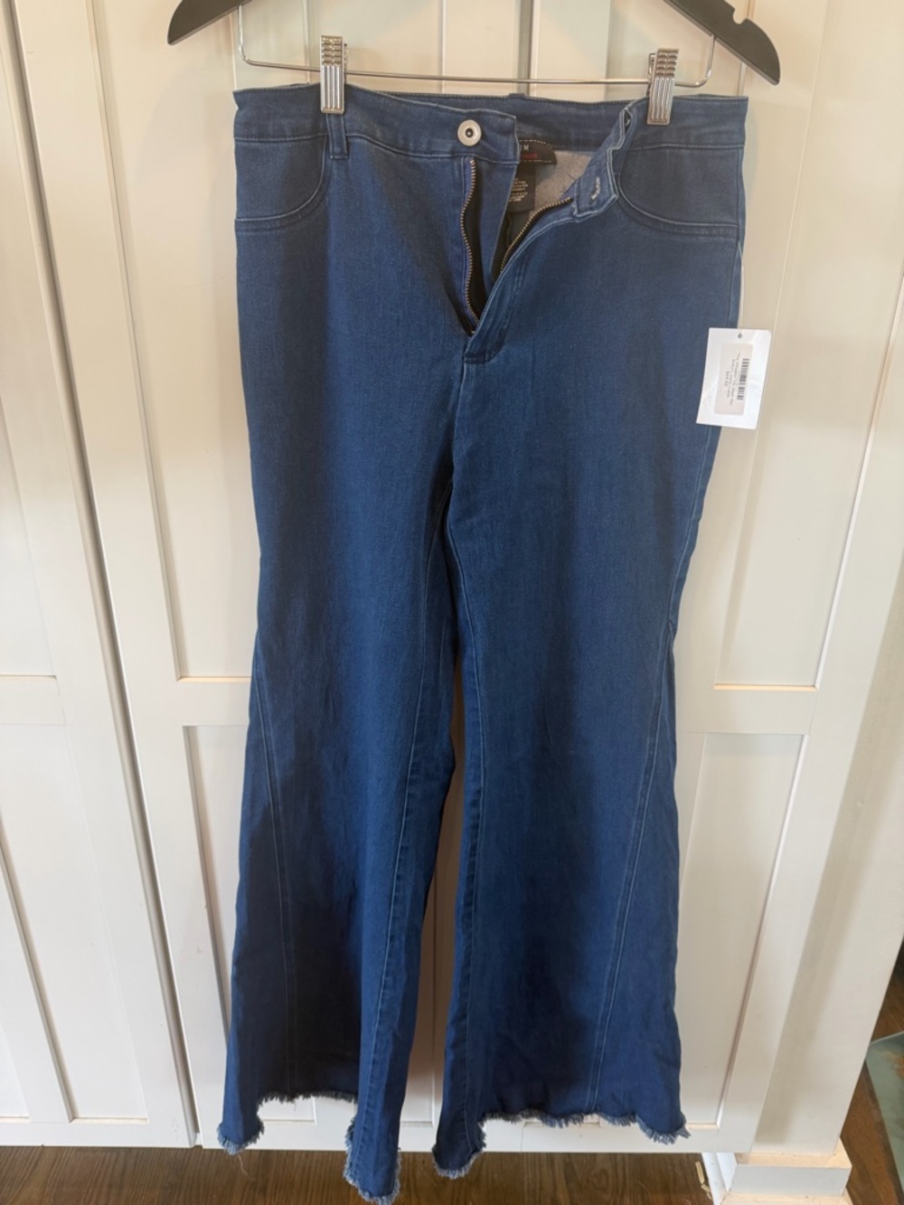 Boutique NWT size-lg Women’s Dark Blue Bellbottm Jeans with frayed bottoms